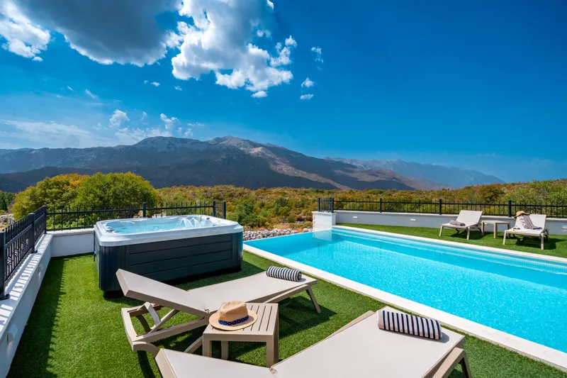Jacuzzi and pool beside sun loungers facing Biokovo