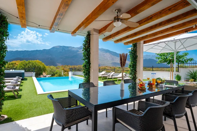Outdoor dining beneath the timber pergola