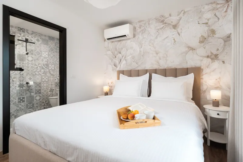 King bedroom with an adjoining ensuite bathroom