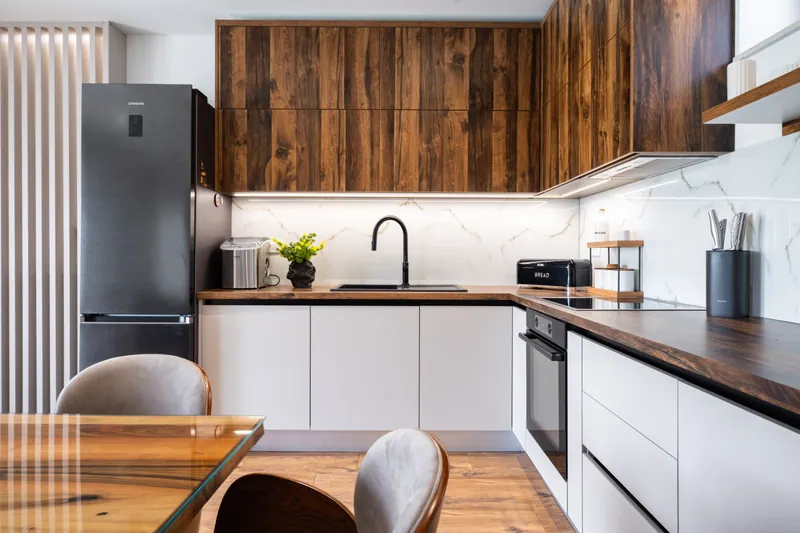 Fully equipped kitchen with dishwasher and oven