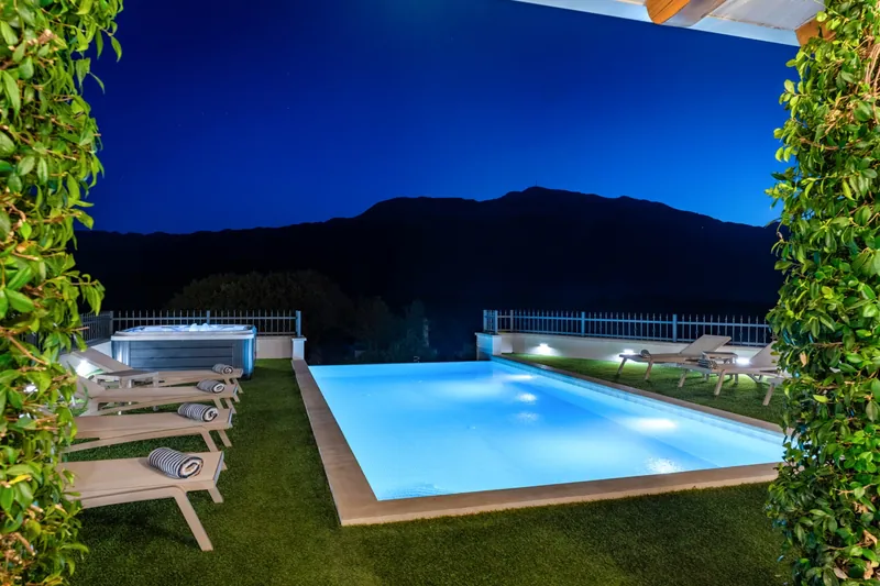 Pool and Jacuzzi beneath the Biokovo night sky